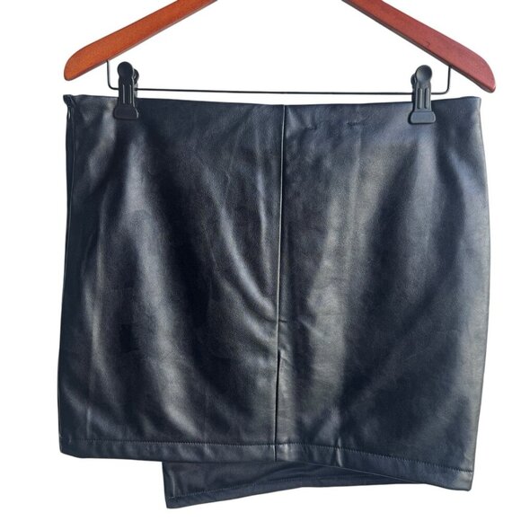Missy Empire Faux Leather Black Skirt With Gold Zippers Asymmetrical New Size 10 - Picture 2 of 3